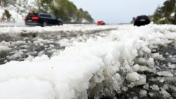 Бедствено положение и транспортен хаос заради снега, евакуираха семейство в Пернишко (снимки/видео)