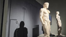 На втората скулптура, открита в Хераклея Синтика, е изобразен военен аристократ, който вероятно е млад