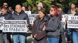 Кордон от жандармеристи заради протест пред клиниката, в която почина малкият Ангел (снимки)