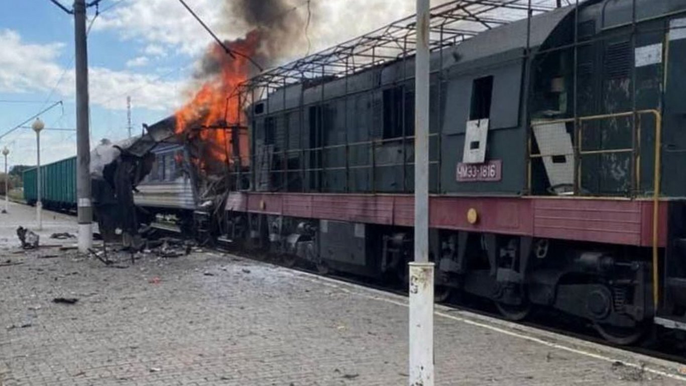 Удар с "Шахед" по пътнически влак в Сумска област, има убит и десетки ранени (видео/снимки)