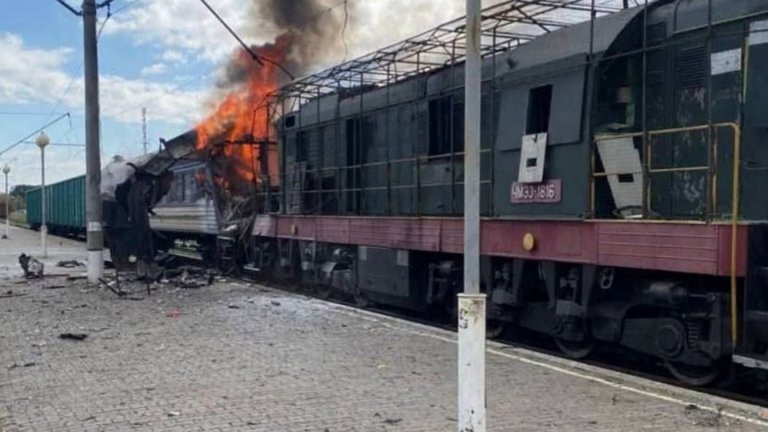 Удар с "Шахед" по пътнически влак в Сумска област, има убит и десетки ранени (видео/снимки)