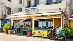 Супермарките в Гърция свалят цените на хранителните продукти