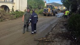 Забраната за достъп до "Елените" пада частично, около 100 души са в общински имоти