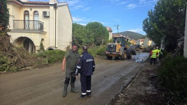 Забраната за достъп до "Елените" пада частично, около 100 души са в общински имоти