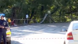 Вижте мига, в който състезателната кола се врязва в хората на рали край Варна (видео)