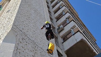 Незрящият ултрамаратонец Виктор Асенов изкачи 60-метрова сграда по фасадата