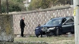 Пиян с БМВ "кацна" на жп линия след удар в подпорна стена в Хисаря (снимки)