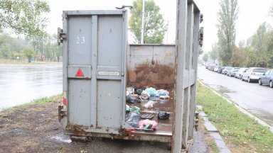 Кризисните големите контейнери за смет в "Люлин" и "Красно село" стоят полупразни (снимки)