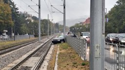Шофьор вкара колата си на трамвайните релси на столичния бул. "Цар Борис III"