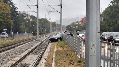Шофьор вкара колата си на трамвайките релси на столичния бул. "Цар Борис III"
