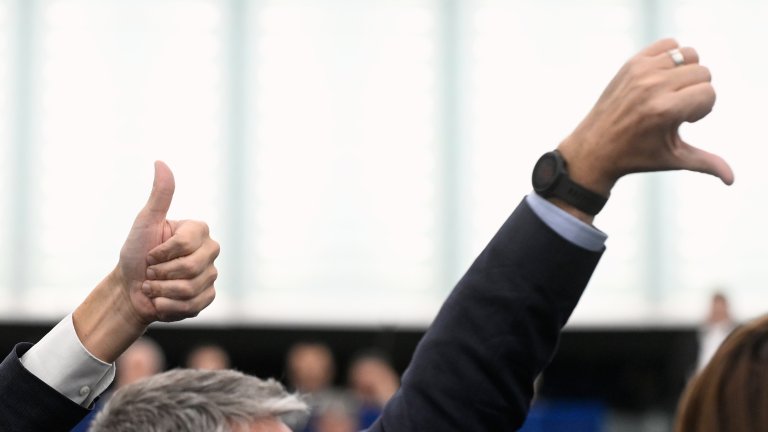 Вижте как гласуваха българските евродепутати по заема от 90 млрд. евро за Украйна