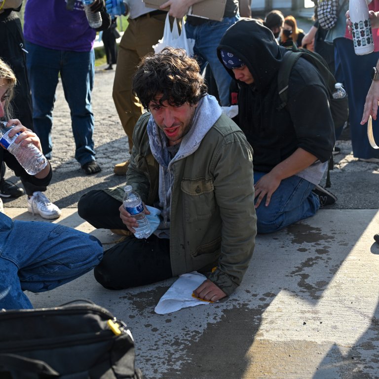 Кет Абугазале: Един кандидат за Конгреса vs. сълзотворния газ