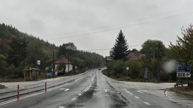 на място при катастрофа между кола и товарен автомобил на