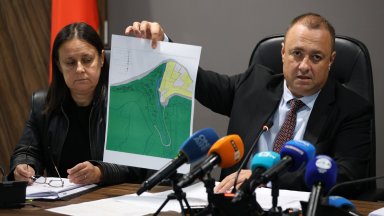 Министър Иванов: Хотел и аквапарк в "Елените" са построени върху речно корито