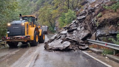 Голяма скална маса падна на пътят Асеновград Смолян в