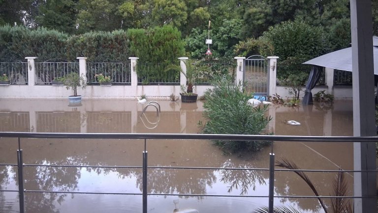 Водите в курорта "Лозенец" са се оттекли, залят е само дворът на един хотел