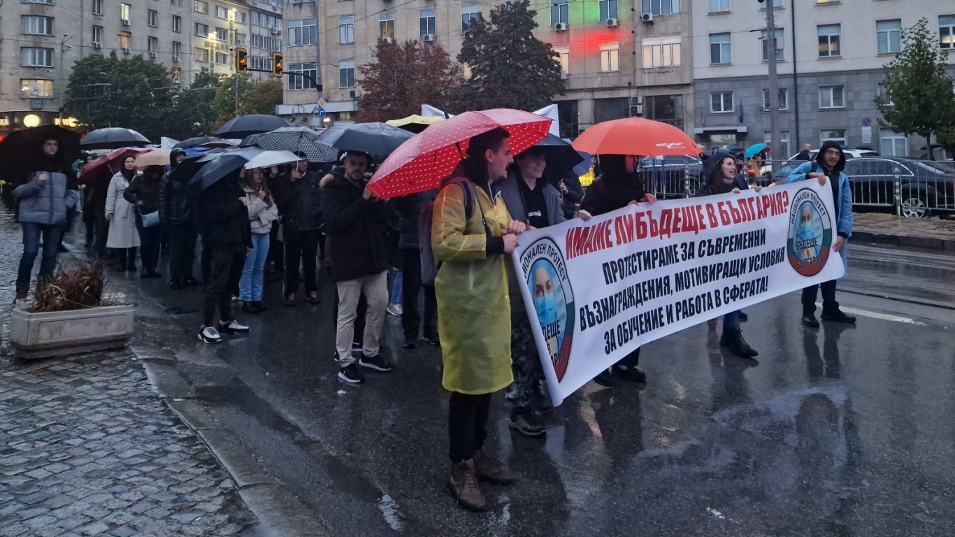 Младите лекари пак на протест, блокираха и "Орлов мост". Министърът: Системата не се крепи на тях (снимки)