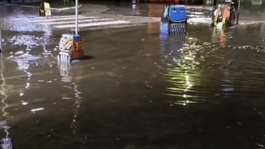 Проливен дъжд наводни Варна и затвори автоподлези (видео)