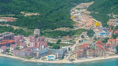 Сметището над дерето и бетонираната река се виждат на снимка на "Елените" от 2008 г.