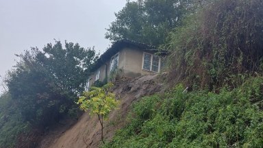Свлачище повлече 2 къщи в Свищов, едната увисна във въздуха, другата рухна при евакуация (снимки)