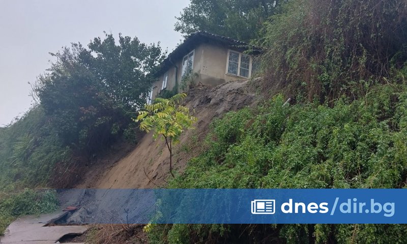 Снимка: Фейсбук страницата Меteo Bulgaria Къщата е напълно разрушена, паднал