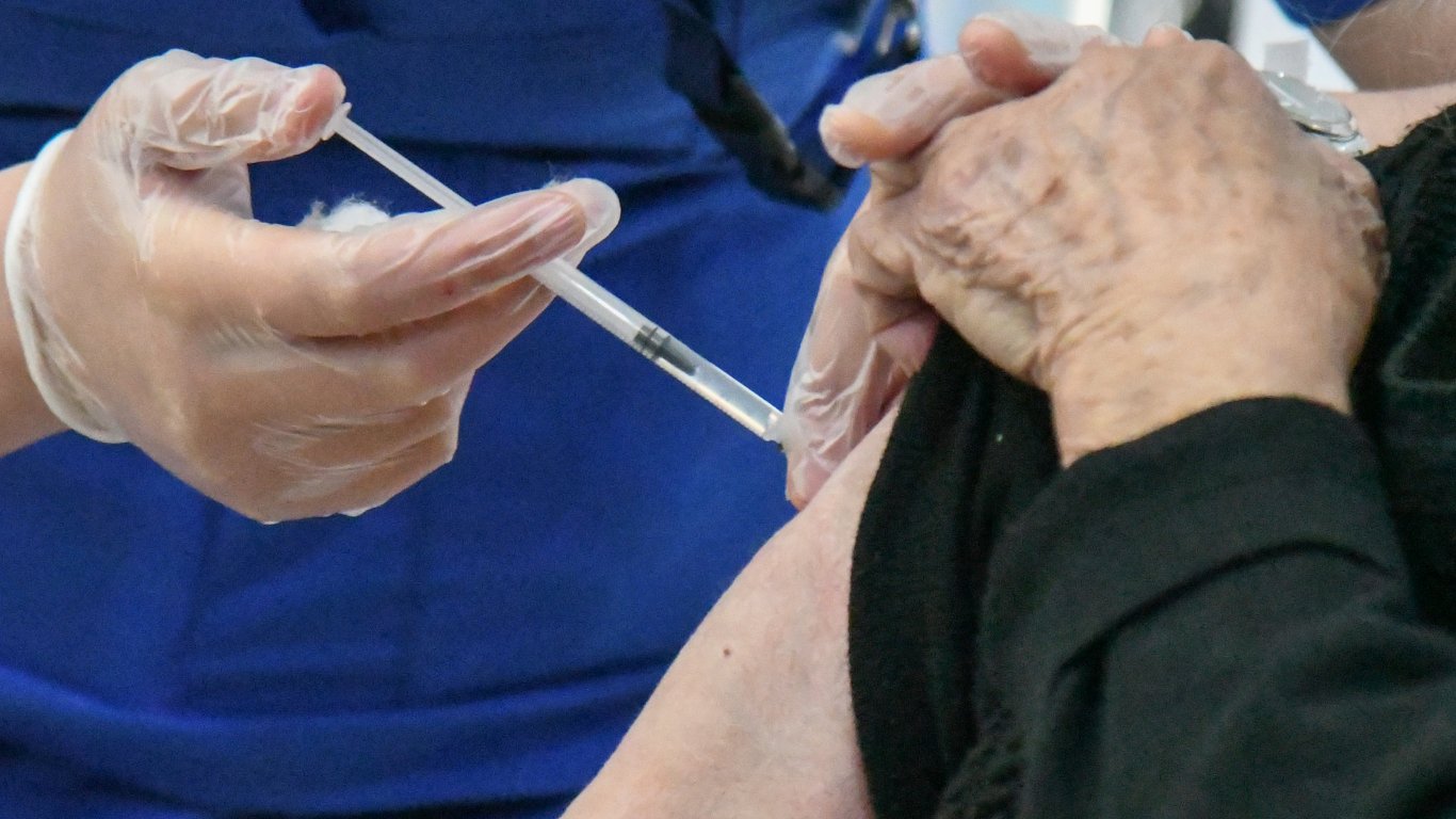Казахстан въвежда химическа кастрация за педофили