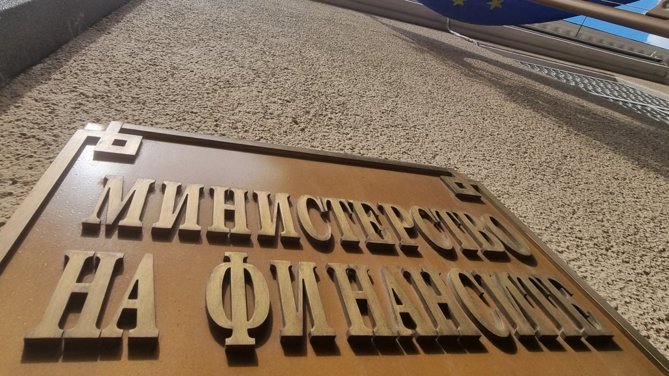 Министерството на финансите гарантира средства за саниране и общински проекти