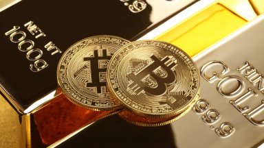 Защо златото и биткойнът скочиха рекордно?
