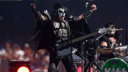 Вокалистът на легендите от KISS Джийн Симънс катастрофира след припадък зад волана