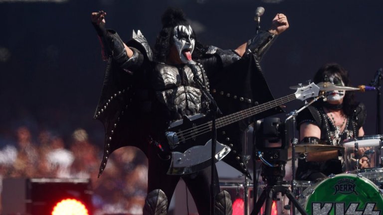 Вокалистът на легендите от KISS Джийн Симънс катастрофира след припадък зад волана
