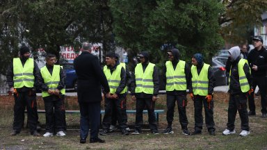 Десет затворници вече помагат в почистването на боклука в район"Красно село"