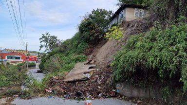 След образуваното свлачище в резултат на проливните валежи и