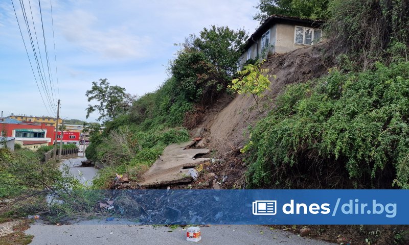 След образуваното свлачище в резултат на проливните валежи и ,
