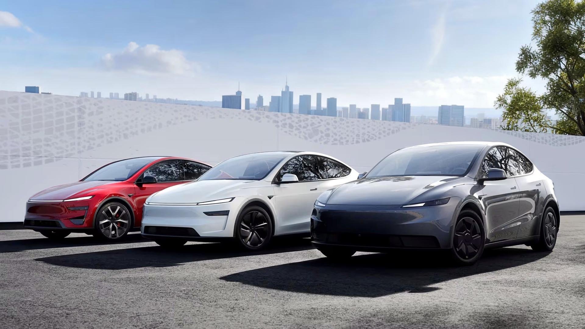 Tesla Model Y Standard (вдясно) в сравнение с по-скъпите версии Premium (в центъра) и Performance (вляво)