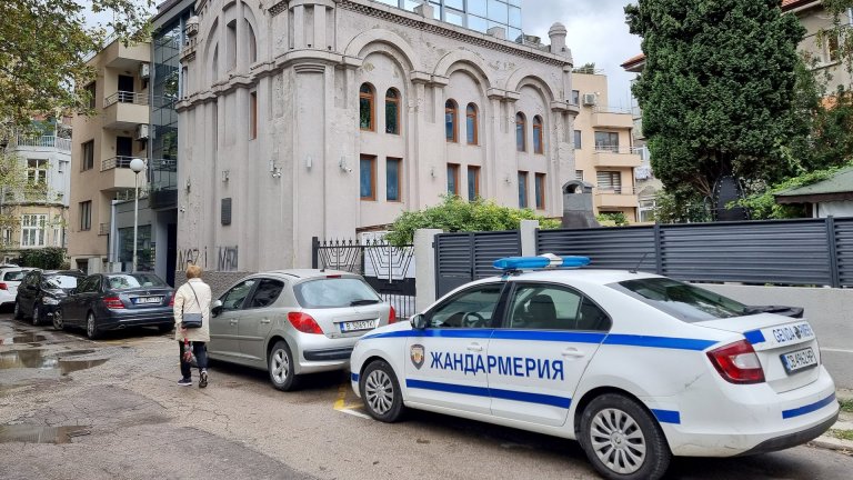 Ден след вандализъм в Бургас: Оскверниха варненската синагога (снимки)