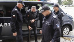 "Домашен арест" в хотел за свързан с цигарената фабрика под кравеферма