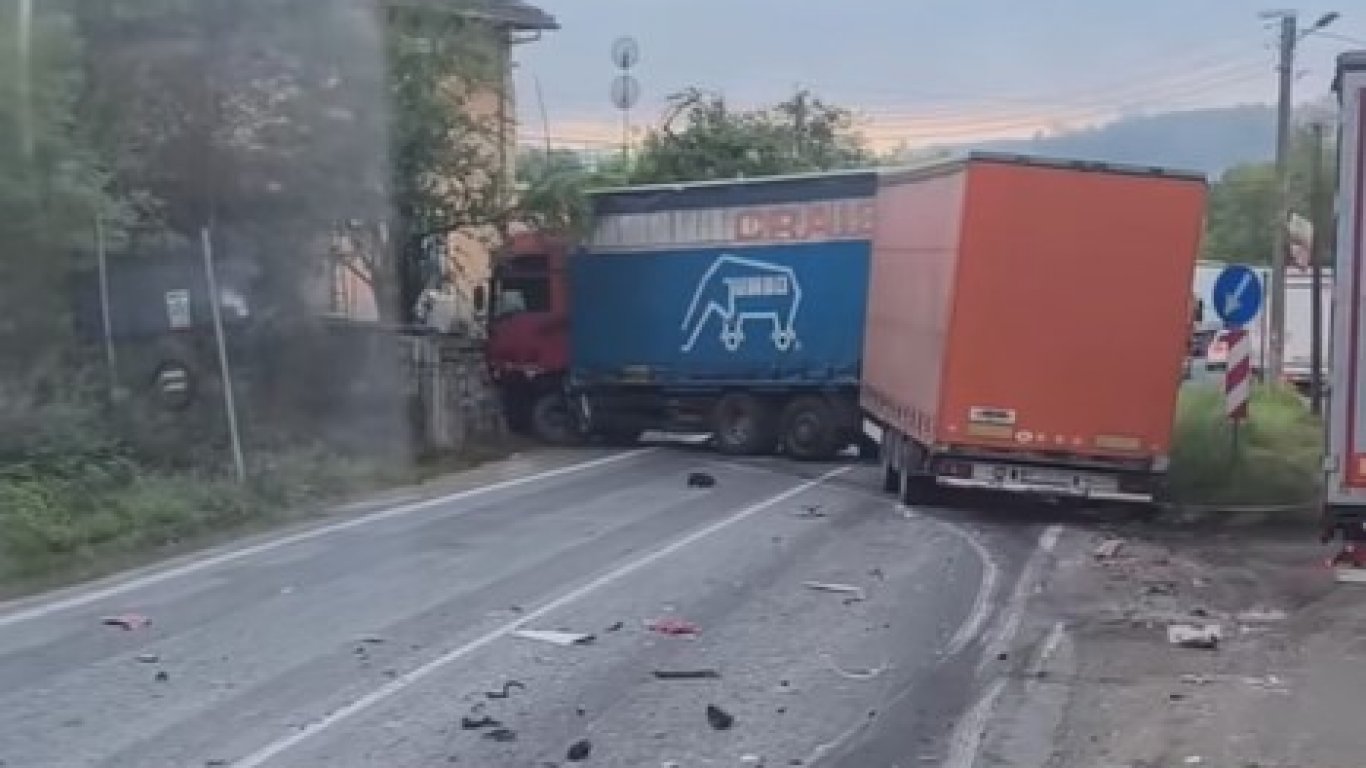 Джип и камион се сблъскаха в Прохода на Републиката (видео)