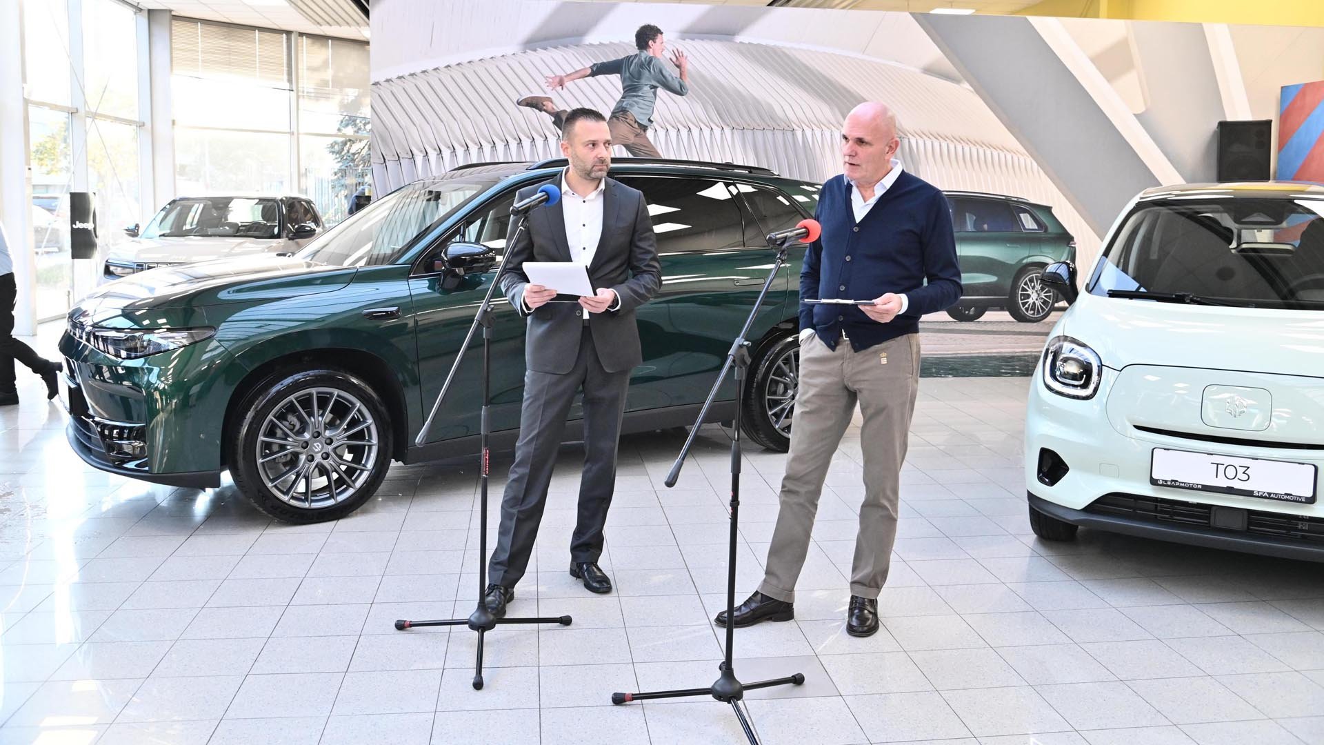 Боян Бояджиев (вляво), директор на бранда Leapmotor към вносителя SFA Automotive и Джанлука Тонди, регионален мениджър в Stellantis за пазарите на Leapmotor