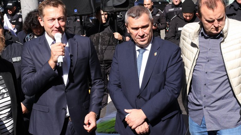 Земеделци протестираха пред сградата на ЕК в София, еврокомисар и министър отидоха при тях
