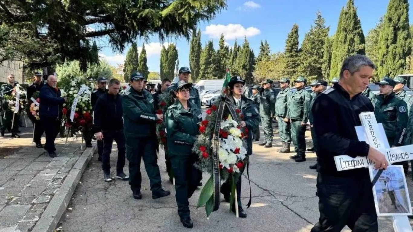 Погребаха с почести полицая, който загина в спасителна акция на "Елените"