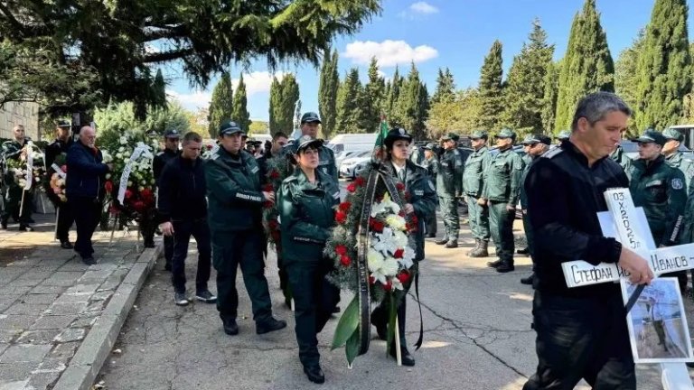 Погребаха с почести полицая, който загина в спасителна акция на "Елените"