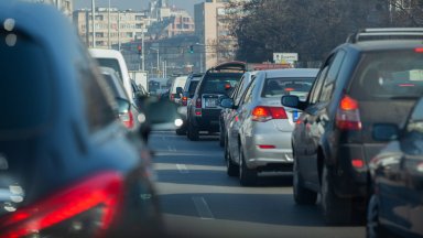 Обратен завой в Брюксел: Забраната на колите с бензинови и дизелови двигатели се отлага