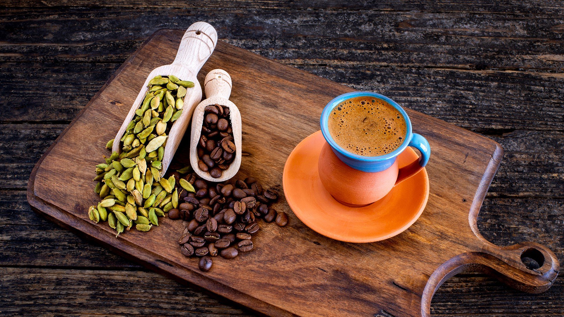 Чаша горещо кафе с кардамон