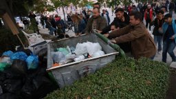 Протест "Боклук за боклука" пред централата на ДПС-НН затвори бул. "Васил Левски" (снимки)