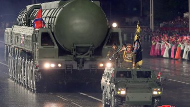 Ким Чен Ун показа нова междуконтинентална ракета на парад