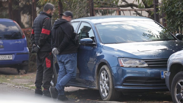 Задържаха двама за кражба на кола и накити в София (снимки)