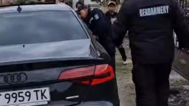 Акция срещу търговията с вот в Огняново, задържаха двама с ауди и порше в ромската махала