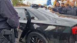 Акция срещу търговията с вот в Огняново, задържаха двама с ауди и порше в ромската махала