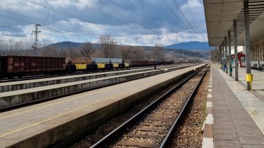 И двамата машинисти на частната товарна композиция прегазила железничар в Мездра