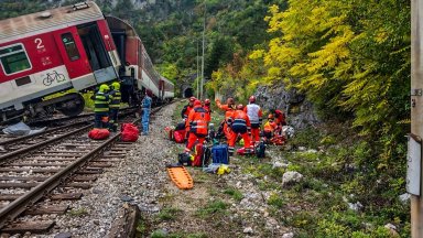 Два експресни влака се сблъскаха в източна в понеделник в